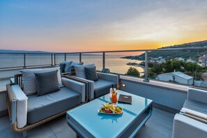 2 间酒吧/酒廊、池畔酒吧