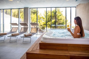 Indoor spa tub