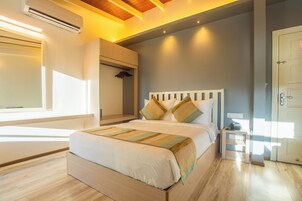 Una camera da letto con un letto, un comodino e un armadio.