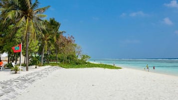 Plage, plongée sous-marine, navigation en bateau à moteur