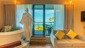 Suíte estúdio lua de mel, 1 cama King, banheira, vista para o mar | Vista para praia/oceano