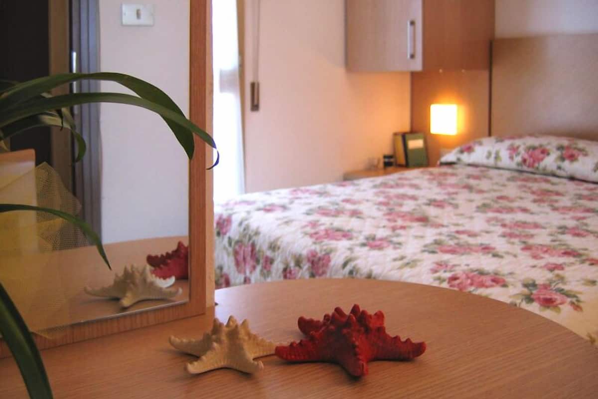 In-room safe, desk, free WiFi