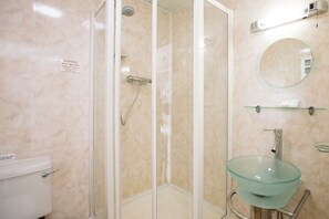 Suite | Baño | Regadera, amenidades de baño gratuitas, toallas 