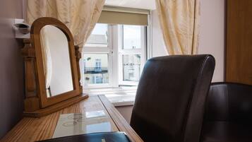 Suite | Desk, iron/ironing board, free WiFi, bed sheets
