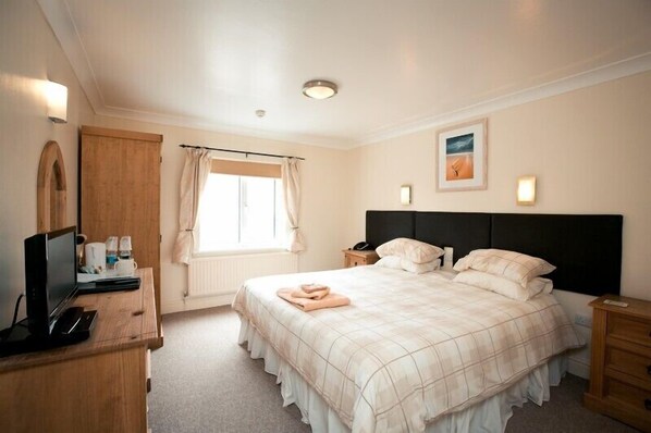 Desk, iron/ironing board, free WiFi, bed sheets