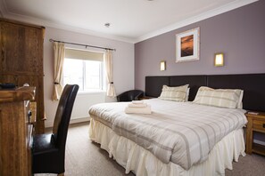 Desk, iron/ironing board, free WiFi, bed sheets - The Coach House Hotel (Pembroke)