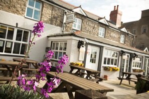 Outdoor dining - The Coach House Hotel (Pembroke)
