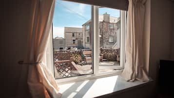 Suite | Desk, iron/ironing board, free WiFi, bed sheets