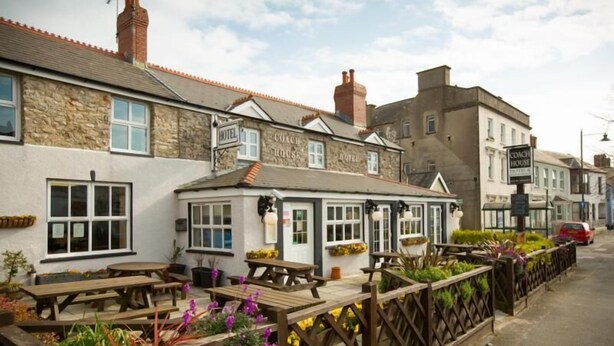 Outdoor dining - The Coach House Hotel (Pembroke)
