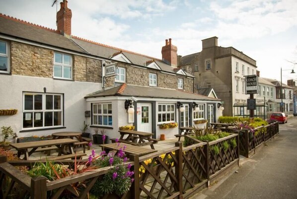 Outdoor dining - The Coach House Hotel (Pembroke)