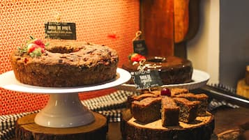 Una vitrina de pasteles con un cartel que dice