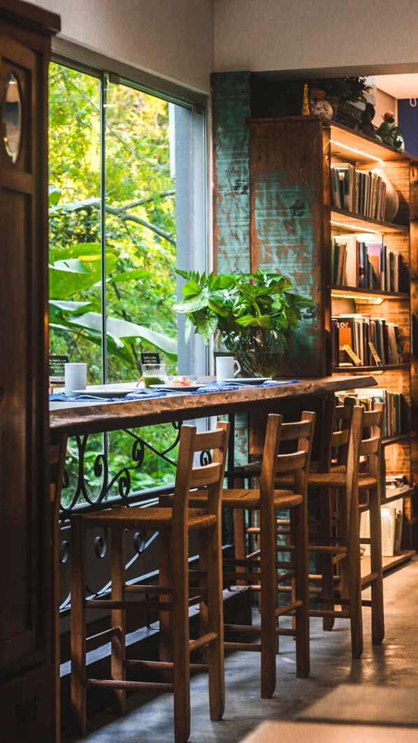 供应午餐和晚餐，巴西菜