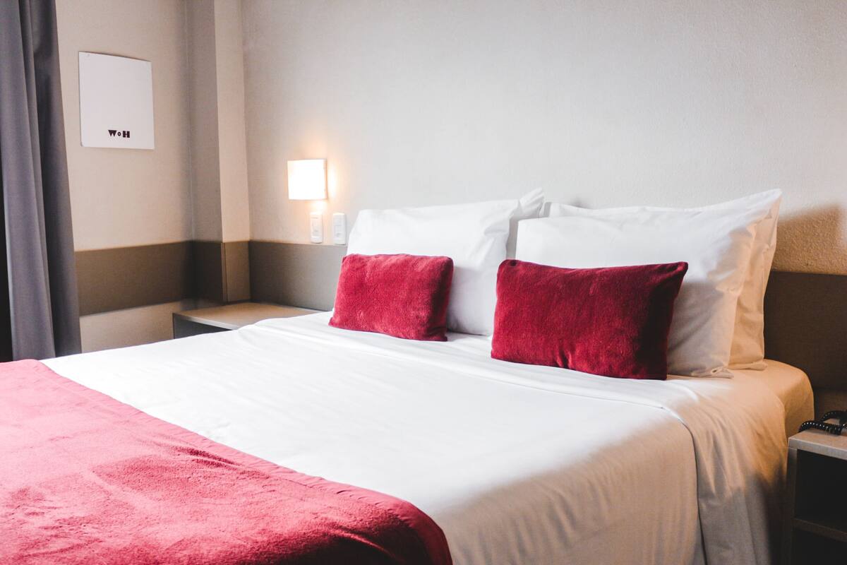 Quarto Duplo Superior com Cama de Casal | 房內夾萬、遮光窗簾/窗簾、隔音、熨斗/熨衫板