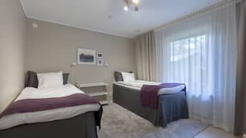 Habitación estándar con 2 camas individuales | Escritorio, cortinas blackout, wifi gratis y ropa de cama
