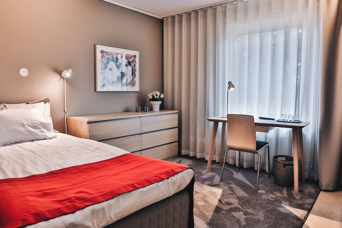 Kamar Single Standar | Meja kerja, tirai kedap cahaya, Wi-Fi gratis, dan seprai linen