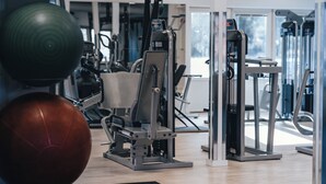 A gym with exercise equipment and a large exercise ball. - Ädelfors Hotell och Konferens (Holsbybrunn)