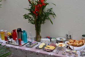 Desayuno buffet (BRL 24 por persona) 