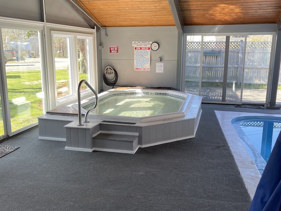 Indoor spa tub