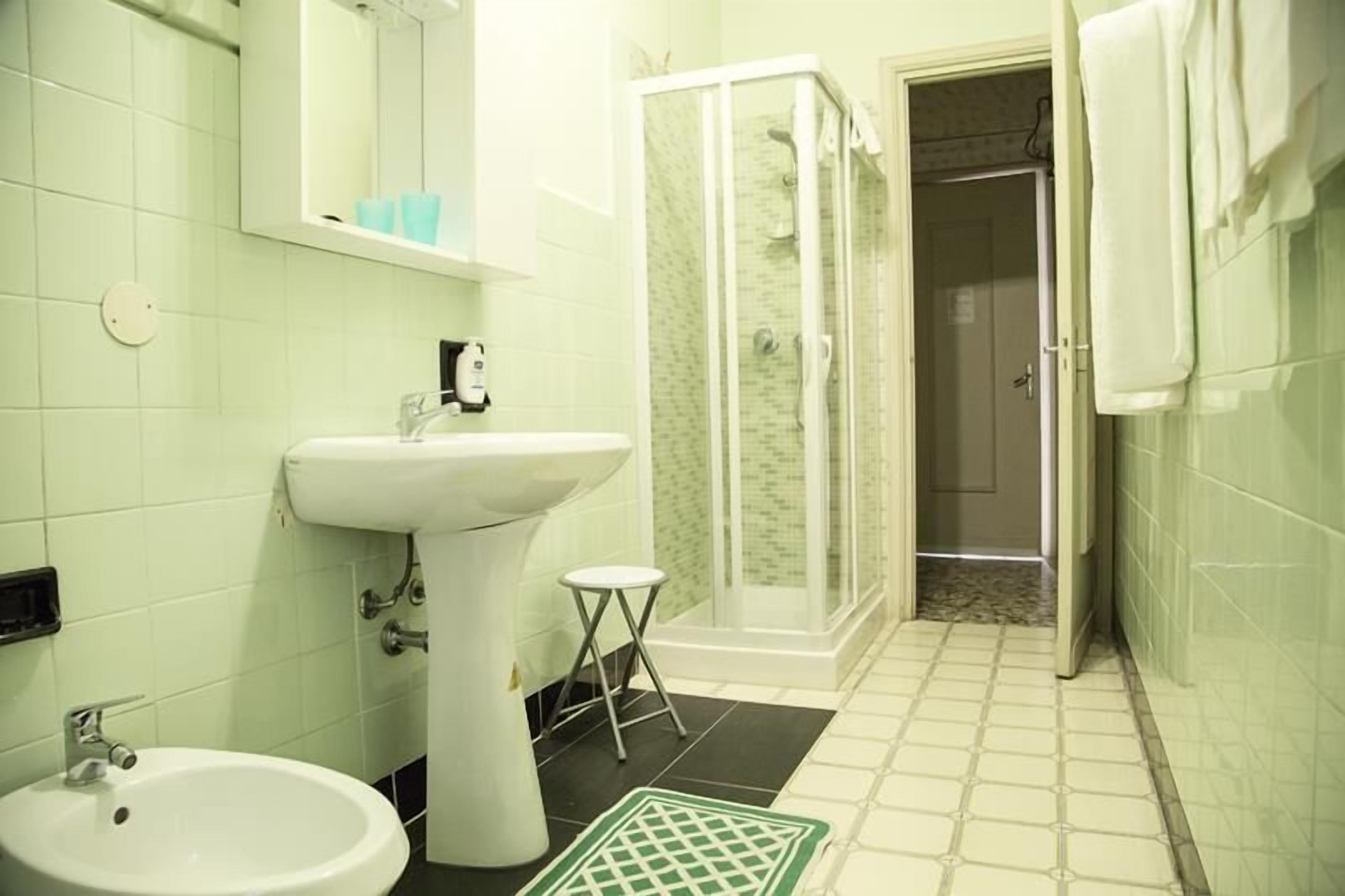 Dusche, kostenlose Toilettenartikel, Haartrockner