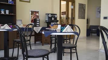 Desayuno buffet (EUR 3.00 por persona)