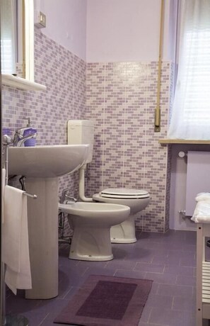 Een douche, gratis toiletartikelen, een haardroger