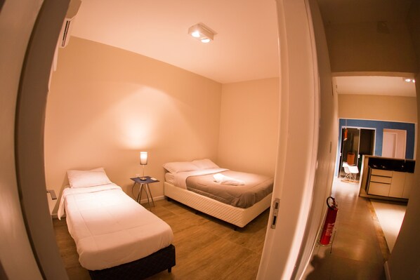 Standard Triple Room | Langsir/tirai gelap terus, seterika/papan seterika, Wi-fi percuma 