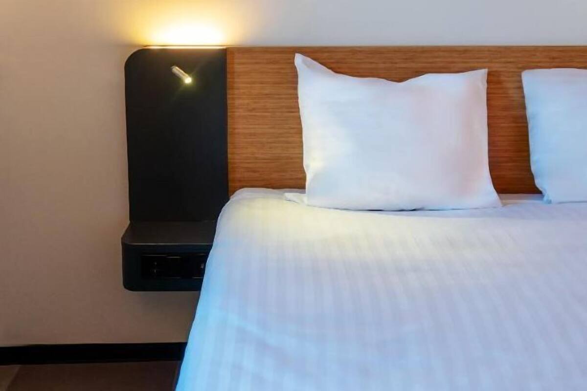 Escritorio, tabla de planchar con plancha, wifi gratis y ropa de cama
