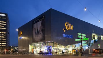 En moderne bygning med stor skiltning for IMAX og et tydeligt logo.