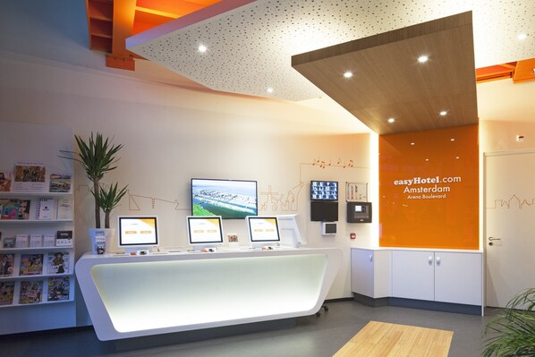 Reception - easyHotel Amsterdam Arena Boulevard (Amsterdam)