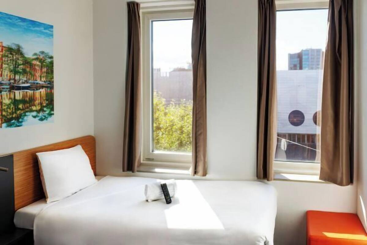 Escritorio, tabla de planchar con plancha, wifi gratis y ropa de cama