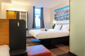 Memory foam beds, desk, soundproofing, iron/ironing board - easyHotel Amsterdam Arena Boulevard (Amsterdam)