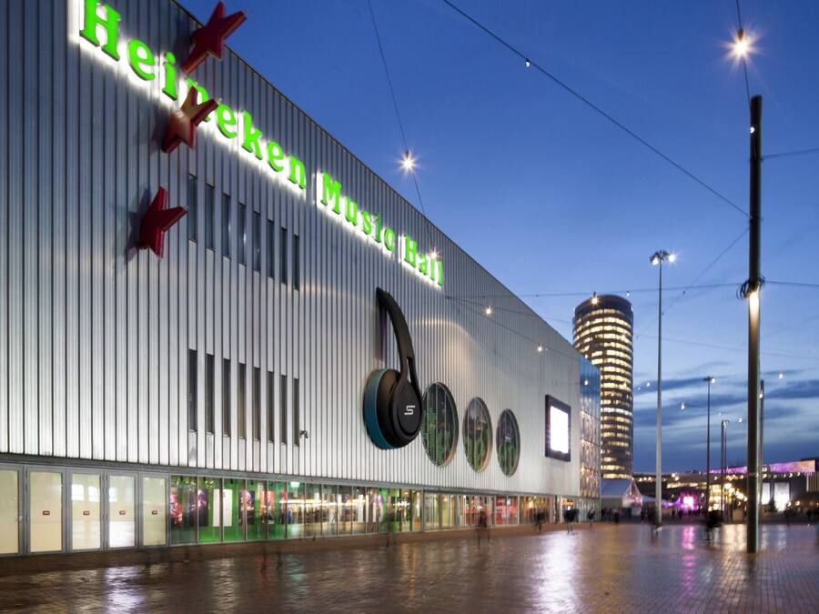 Escritorio, sistema de insonorización y tabla de planchar con plancha