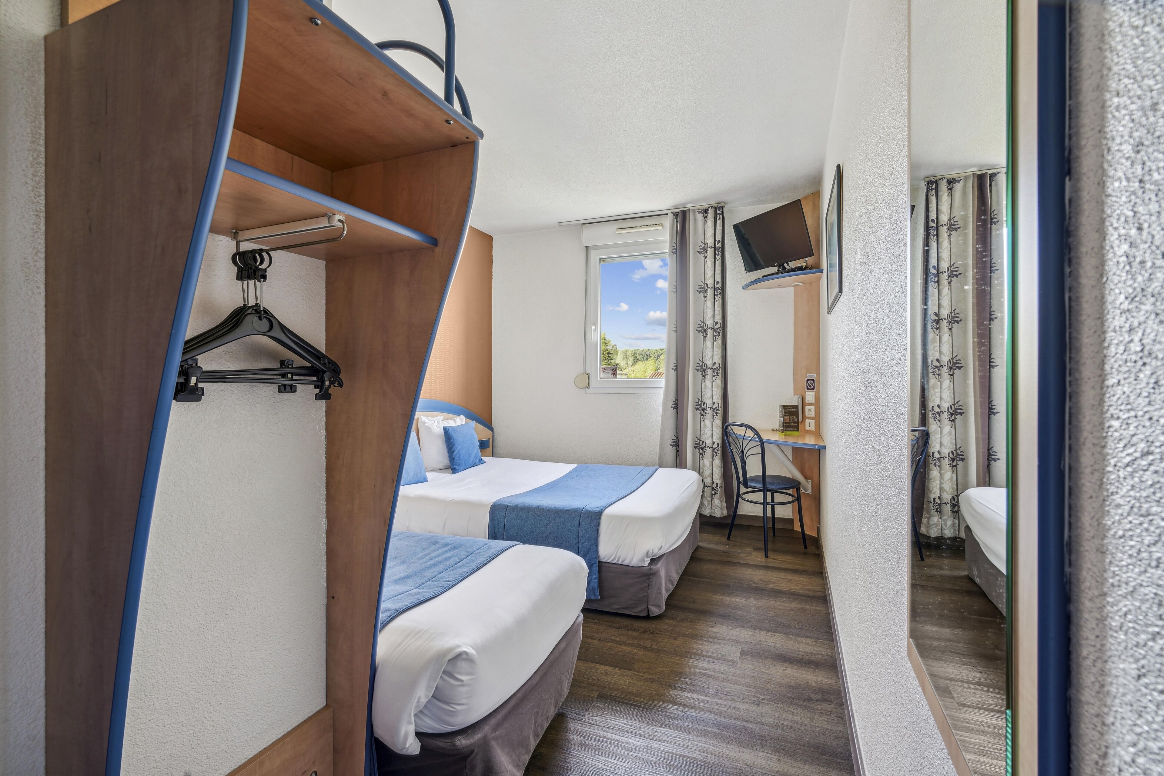 triple room | desk, soundproofing, iron/ironing board, free cots/infant beds