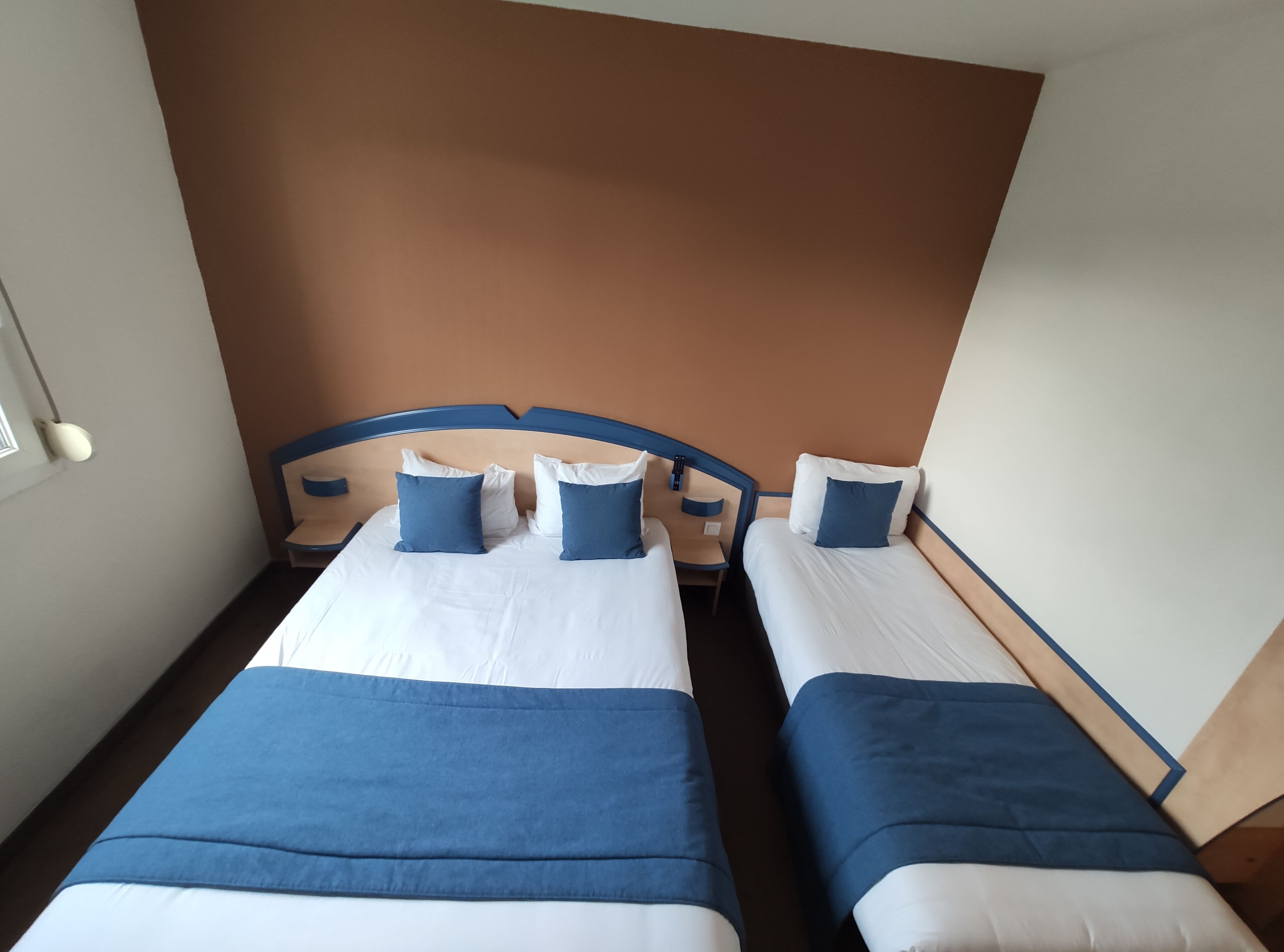 triple room | desk, soundproofing, iron/ironing board, free cots/infant beds