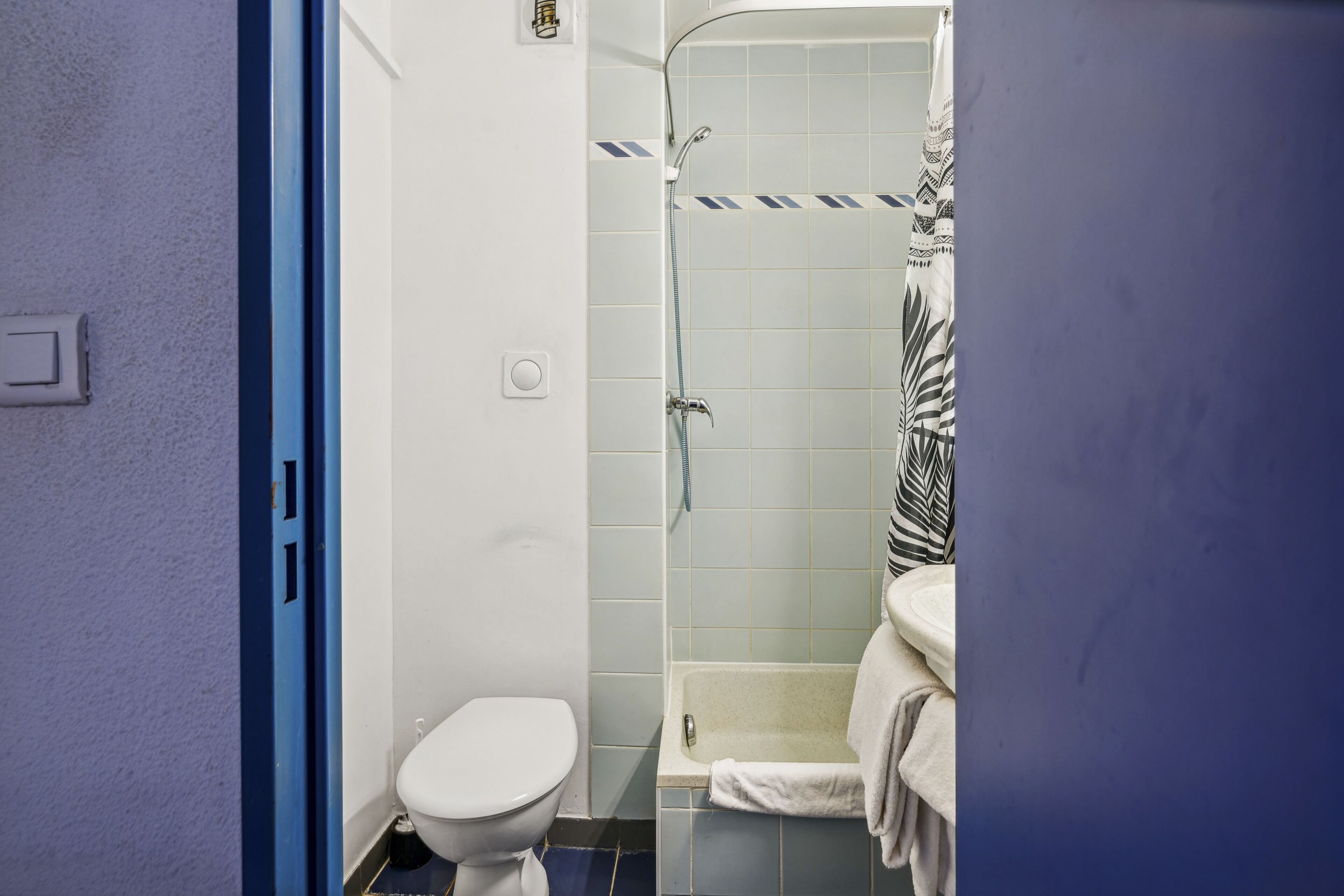 shower, free toiletries, hair dryer