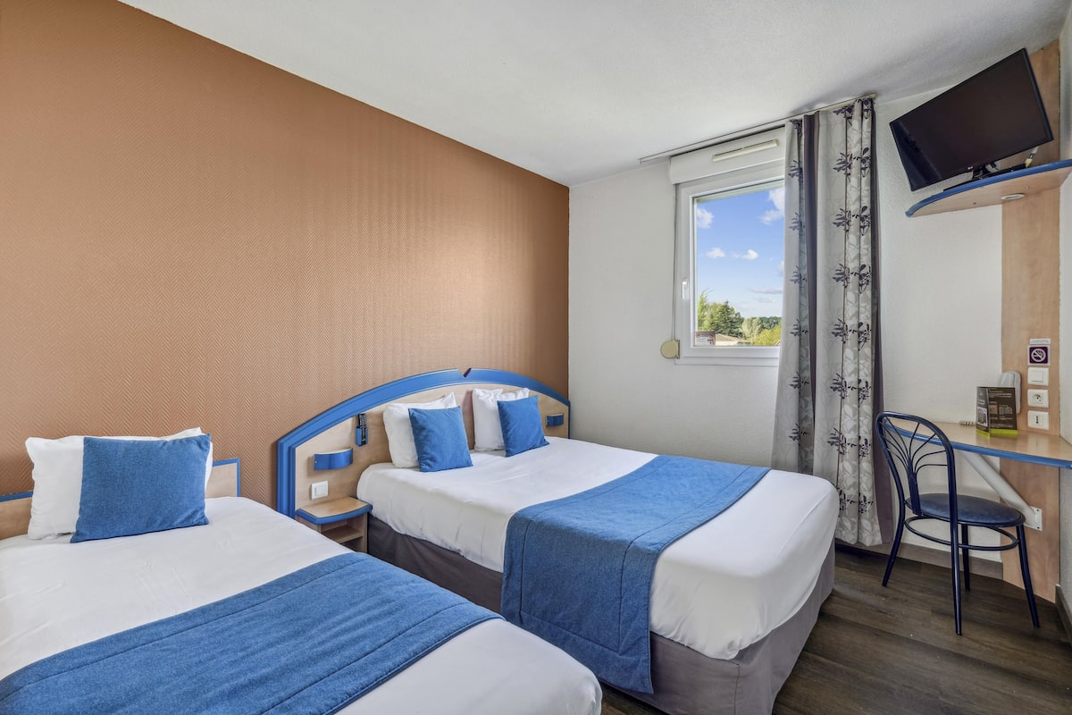 Triple Room | Desk, soundproofing, iron/ironing board, free cots/infant beds