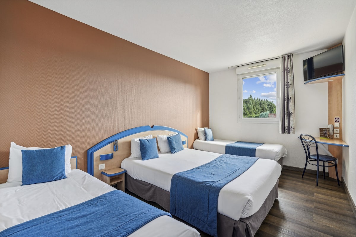 Family Room | Desk, soundproofing, iron/ironing board, free cots/infant beds