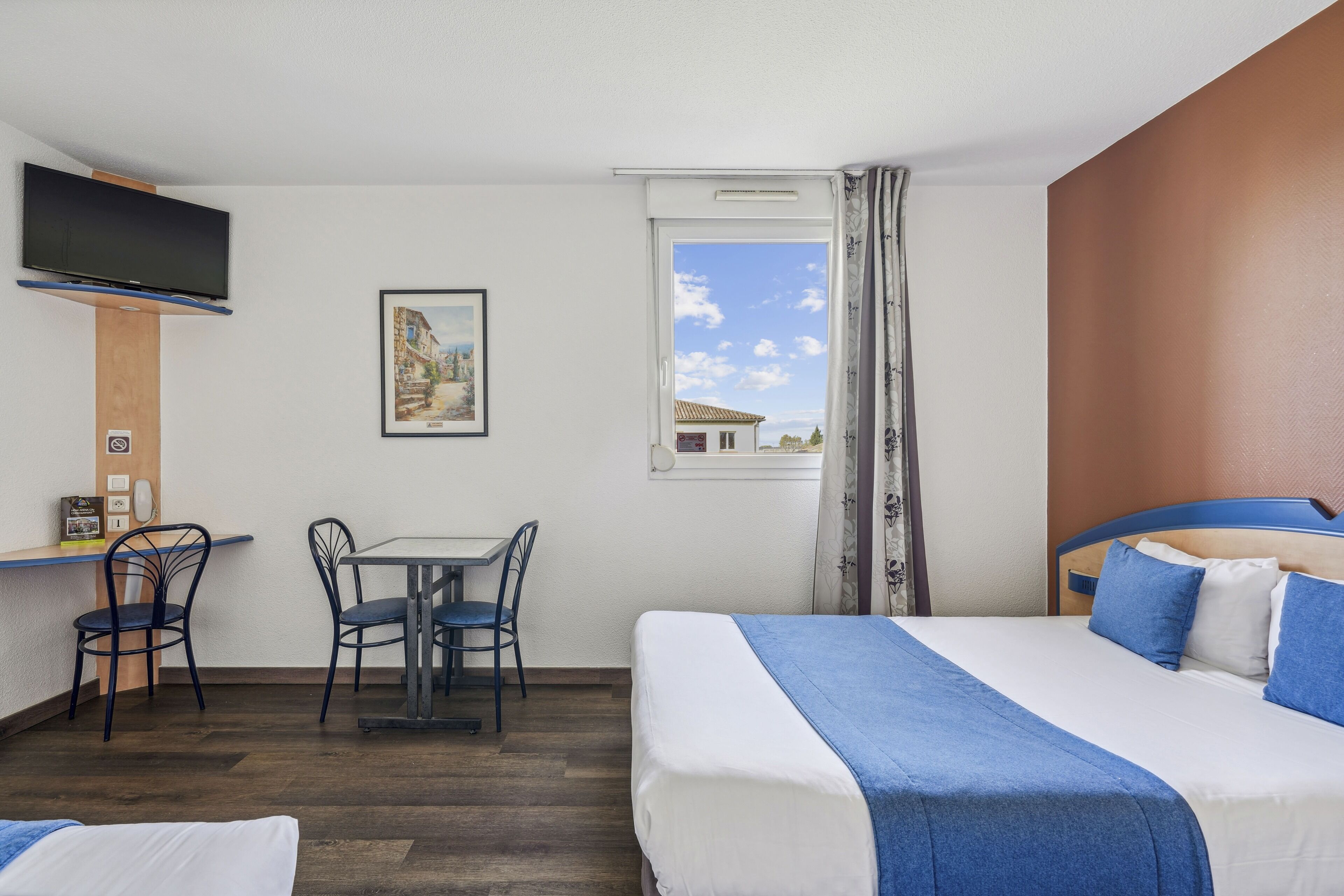 Bureau, chambres insonorisées, fer et planche à repasser