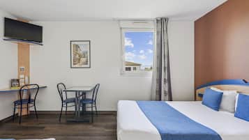 Chambre Familiale | Bureau, chambres insonorisées, fer et planche à repasser