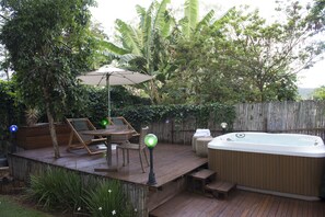 Outdoor spa tub