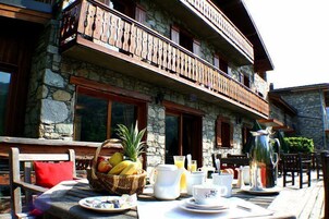 Daily buffet breakfast (EUR 12.00 per person)