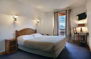 房內夾萬、書桌、嬰兒床 (收費)、摺床/加床 (收費)