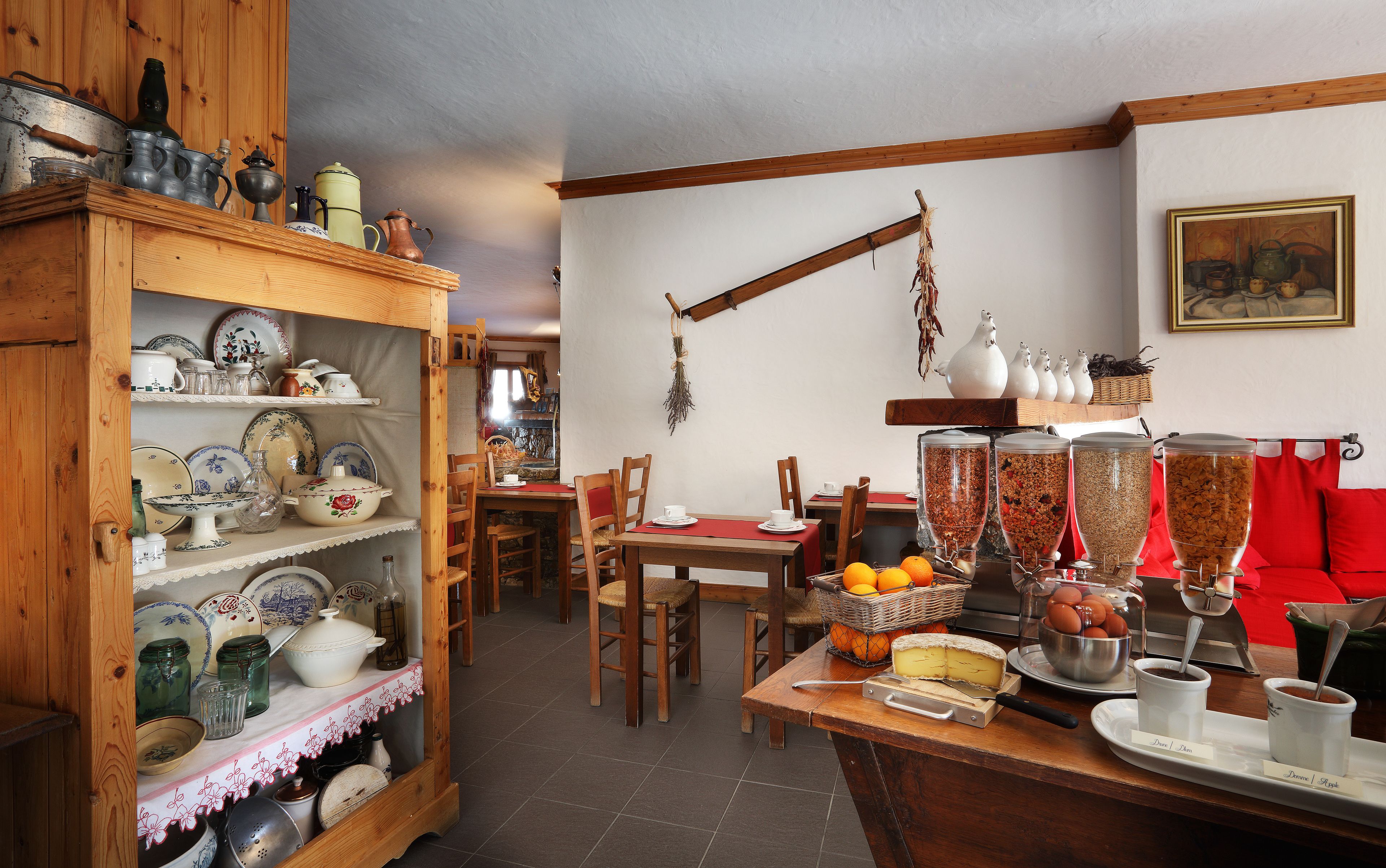 Un comedor acogedor con muebles de madera, una variedad de platos y una cafetera.