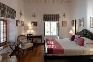 Ropa de cama de alta calidad y caja de seguridad en la habitación 