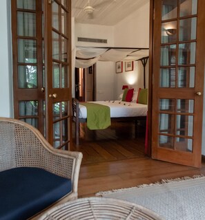 Ropa de cama de alta calidad y caja de seguridad en la habitación