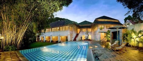 Hồ bơi ngoài trời
