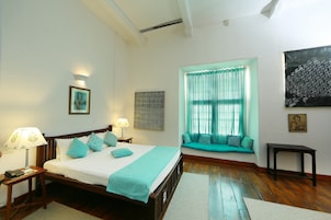 Escritorio, wifi gratis y ropa de cama