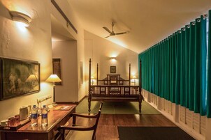 Escritorio, wifi gratis y ropa de cama