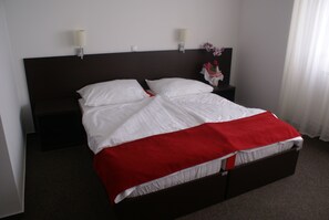 Een bureau, babybedden (toeslag), gratis wifi