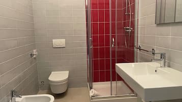Douche, articles de toilette gratuits, sĂšche-cheveux, bidet